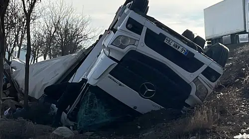 Konya'da feci kaza! Şarampole devrilen araçtan yaralılar çıkarıldı