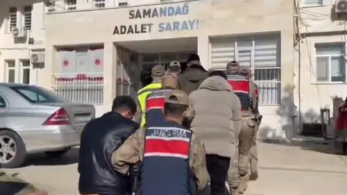 Gazeteyle sarılı bidonlardan uyuşturucu ve kaçak alkol fışkırdı