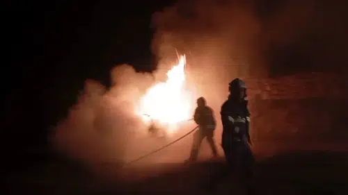 Mardin’de park halindeki araç alev topuna döndü!