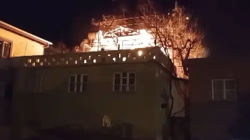 Kozan’da geceyi alevler aydınlattı! Ev küle döndü