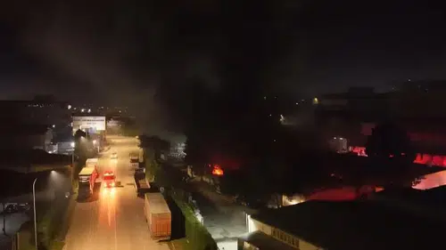 Gece saatlerinde korkutan yangın! Depo alevlere teslim oldu