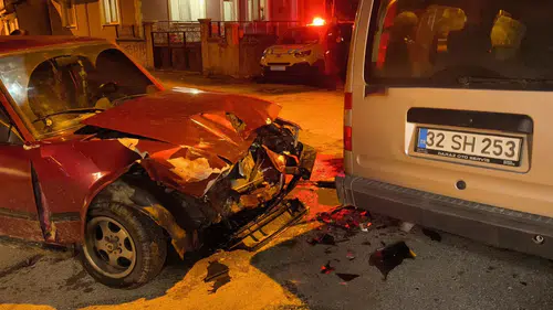 Isparta'da otomobil ve hafif ticari araç kafa kafaya çarpıştı! 4 kişi yaralandı