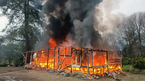 Muğla’da alev alev yanan hasır ev tamamen kül oldu!