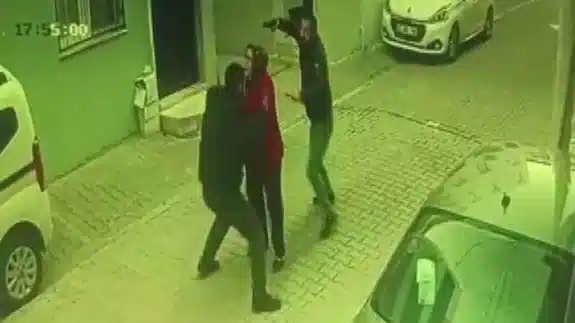 İzmir’de silahlı kavgada kadını kalkan olarak kullanmışlardı, tutuklandılar