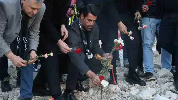 Hataysporlu futbolcular ve teknik ekip, Rönesans Rezidans enkazına karanfil bıraktı