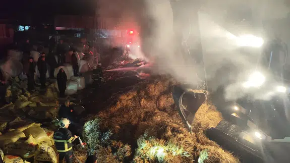 Şanlıurfa’da yangın alarmı! Çiftlikte büyük tehlike atlatıldı