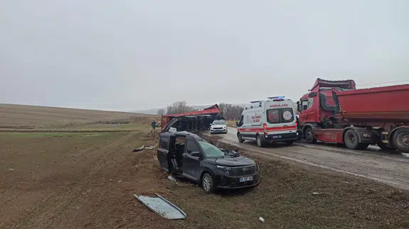 Alaca yolunda dehşet! Tırın savrulan dorsesi otomobili ezdi