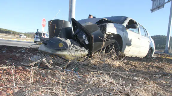 Beyşehir'de otomobil trafik ışığının direğine çarptı! 2 yaralı