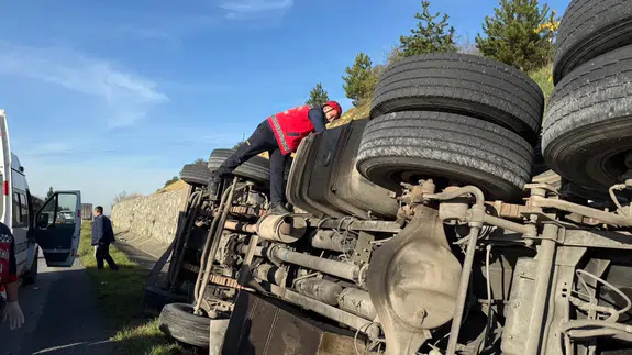 Sakarya'da feci kaza! Tanker devrildi, yol savaş alanına döndü