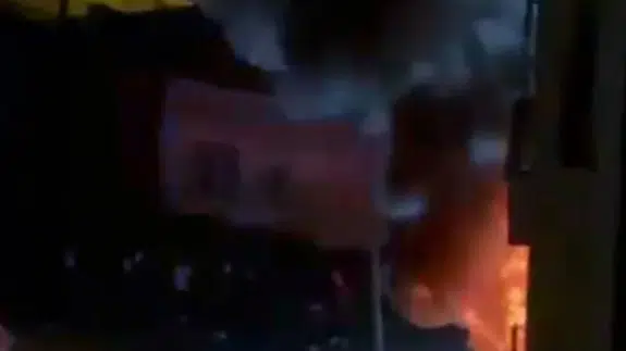 Pendik'te 10 katlı binada korkutan yangın! Gece yarısı mahalle sokağa döküldü