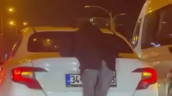 Diyarbakır’da şok görüntü: Adam otomobilin arkasına tutundu!