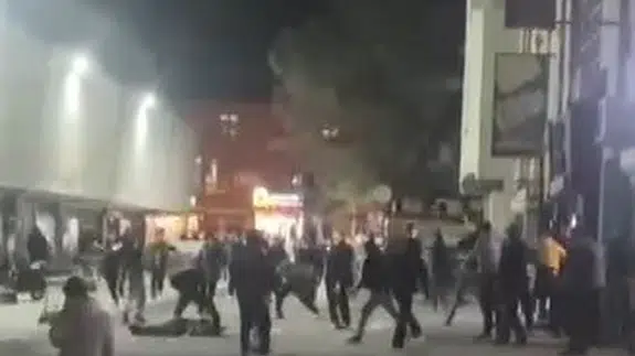 Erzincan’da husumetli gruplar hastane önünde çatıştı! Tabureler havada uçuştu