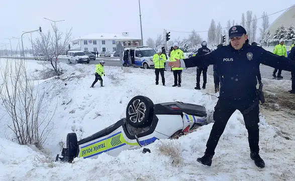 Erzincan–Sivas Yolunda Polis Aracı Şarampole Yuvarlandı: 2 Yaralı