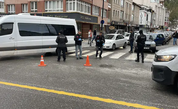 Sivas'ta Kar Maskeli Şahıs Rastgele Ateş Açtı: Yaralı Var