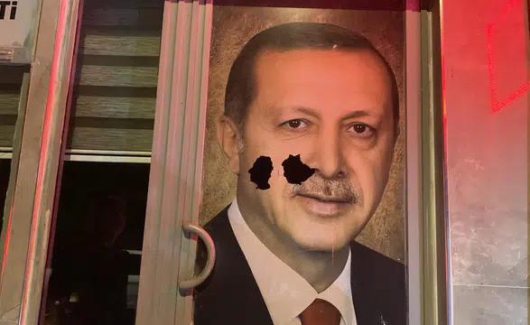 Siyasete taşlı saldırı! AK Parti marmara ilçe binası hedef alındı