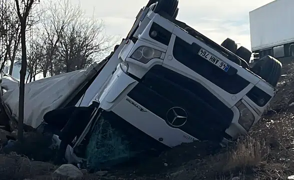Konya'da feci kaza! Şarampole devrilen araçtan yaralılar çıkarıldı