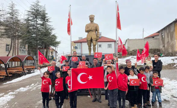 Gemerek Keklicek Köyünde Yeni Dönemin İlk Dersi “Bayrak Sevgisi” Oldu