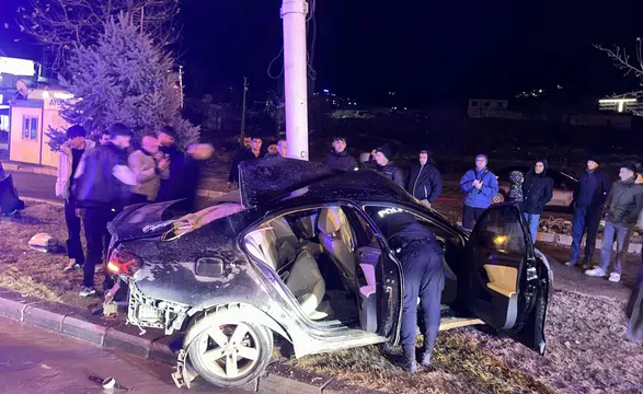 Malatya’da korkunç kaza! Otomobil trambüs direğine çarptı, sürücü ağır yaralı