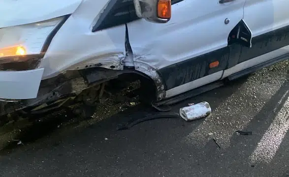 Öğretmenevi önünde feci kaza: Minibüs ve otomobil çarpıştı