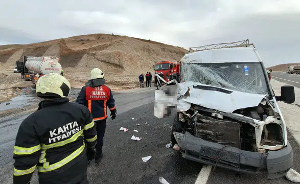 Adıyaman’da feci çarpışma: Tır ile minibüs kafa kafaya çarpıştı