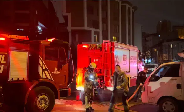 Kağıthane’de gece yarısı panik! Metruk bina alevlere teslim oldu