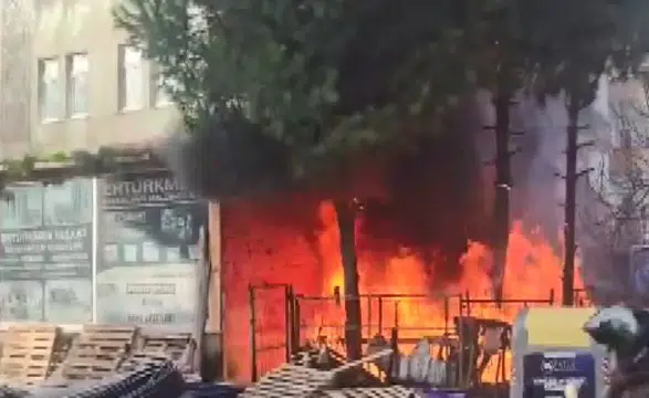 5 katlı binada korkutan yangın! Depo küle döndü