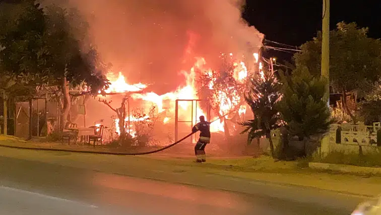 Mersin'de ahşap baraka alev alev yandı: Komşular dehşeti anlattı!