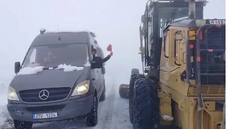 Kar ve Tipide Nemrut'ta Mahsur Kalan Turistler Kurtarıldı