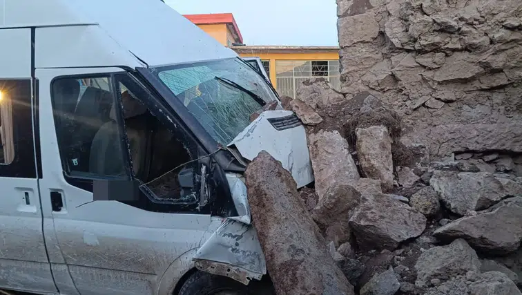 Tarım işçilerini taşıyan minibüs kaza yaptı, çok sayıda yaralı