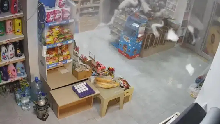 Bir anda patladı, her yer duman oldu! Market sahibi ölümden döndü