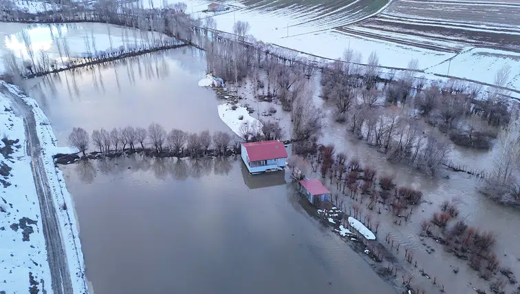 Sivas'ta Kar Suları Taşkın Getirdi: Irmaklar Yatağından Taştı