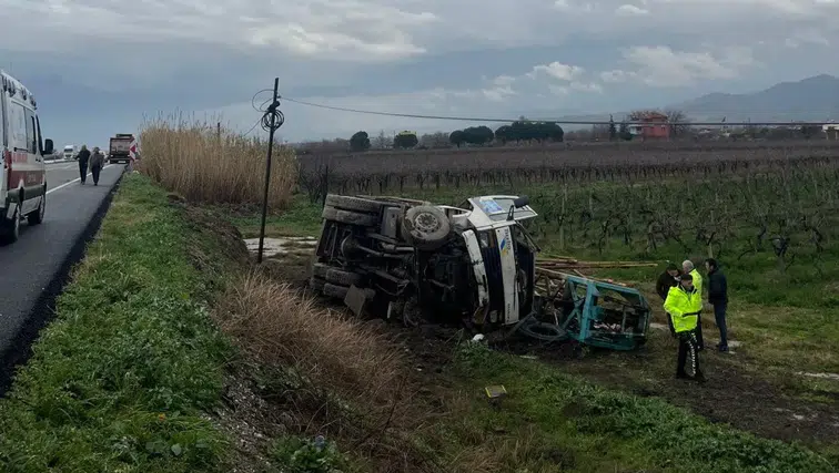 Kontrol kaybedildi: Çekiciye bağlı kamyon şarampole yuvarlandı