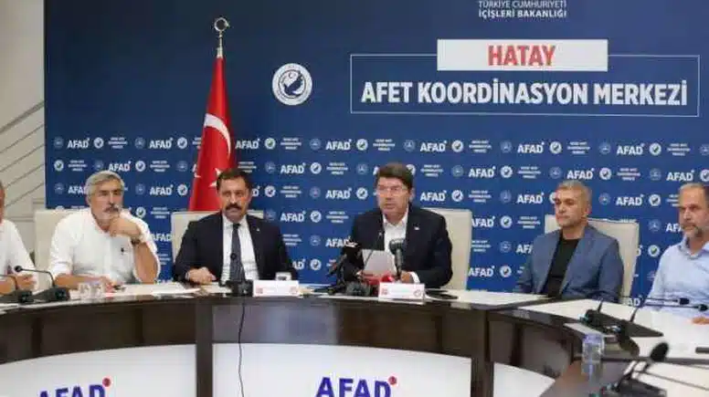 BAKAN TUNÇ, DEPREM BÖLGESİNDE KONUŞTU