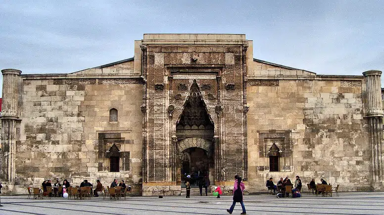 Sivas Buruciye Medresesi Nerede? Tarihi ve Özellikleri