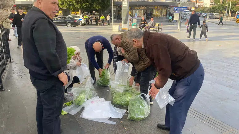 Çiftçiden Anlamlı Hareket: Çöpe Değil Halka Dağıttı!