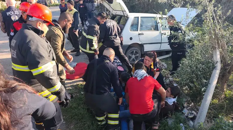 Hatay'da otomobil beton çitleri aşıp bahçeye uçtu! 3 yaralı