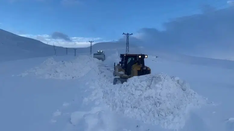 Doğuda kış sert geçiyor! 1 metreyi aşan kar yolları yuttu