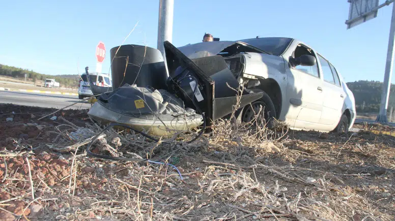 Beyşehir'de otomobil trafik ışığının direğine çarptı! 2 yaralı