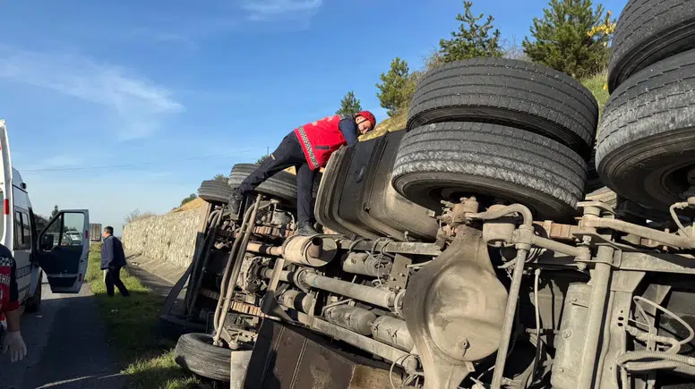 Sakarya'da feci kaza! Tanker devrildi, yol savaş alanına döndü