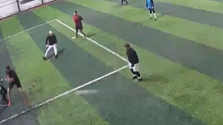 Halı sahada acı son! Maç sırasında fenalaşan adam hayatını kaybetti