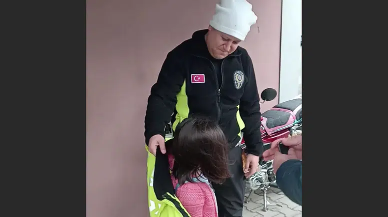 Polis Ağabeyden Büyük Şefkat: Üşüyen Küçük Zeynep'i Montuyla Isıttı