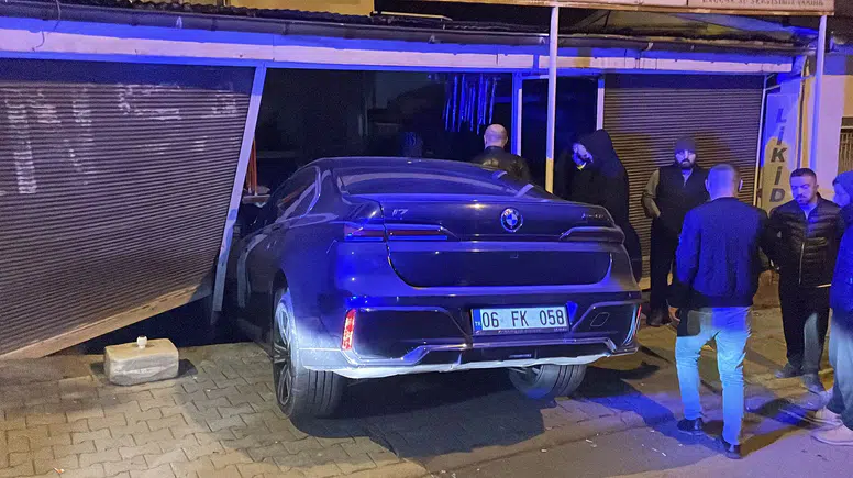 Sivas’ta Fren Yerine Gaza Bastı: Otomobil Markete Daldı!