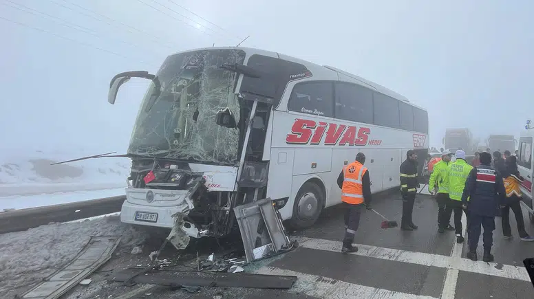 SİVAS–KAYSERİ KARAYOLUNDA SİS KAZALARA NEDEN OLDU: 2 YARALI