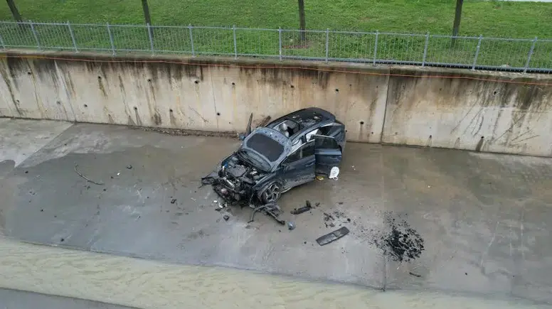 Kaza anı kamerada: Otomobil takla atıp dereye düştü