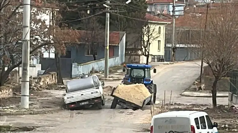 Toprak altında kalan araçlar: Seyitgazi’de yol çöktü