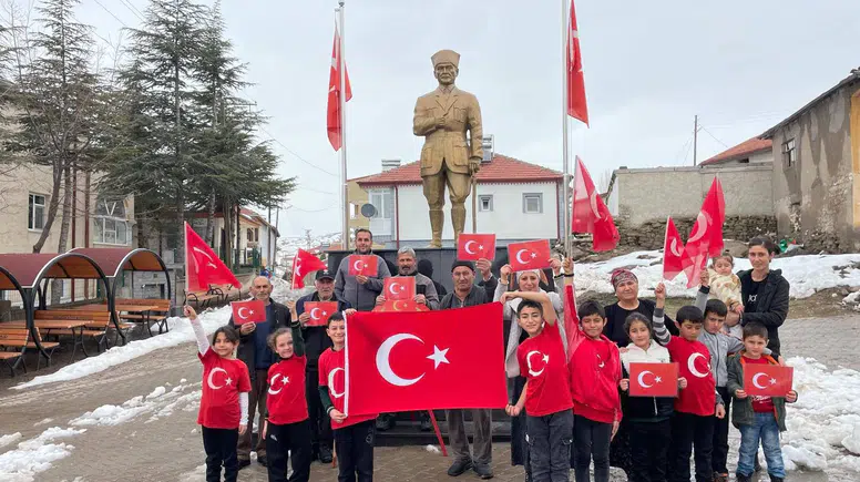 Gemerek Keklicek Köyünde Yeni Dönemin İlk Dersi “Bayrak Sevgisi” Oldu