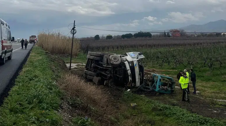 Kontrol kaybedildi: Çekiciye bağlı kamyon şarampole yuvarlandı