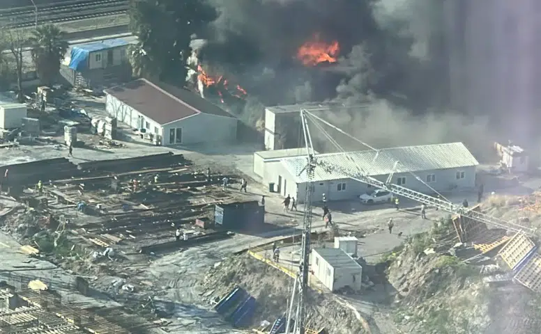 İzmir’de gökyüzünü kaplayan kara duman görenleri şaşkına çevirdi