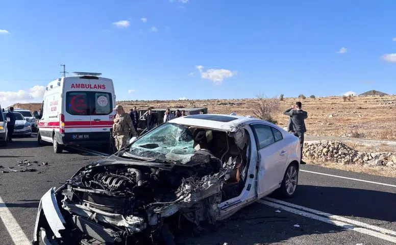 Midyat çıkışında feci çarpışma!