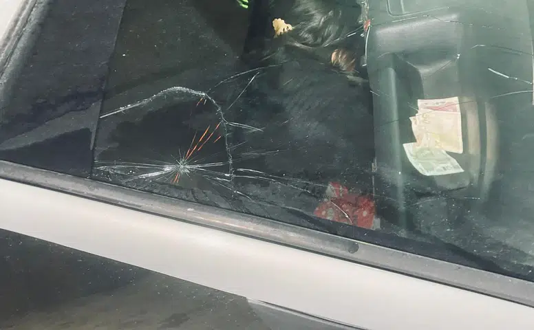 Eskişehir’de alt geçitte tehlike! Buz sarkıtı aracın camını kırdı